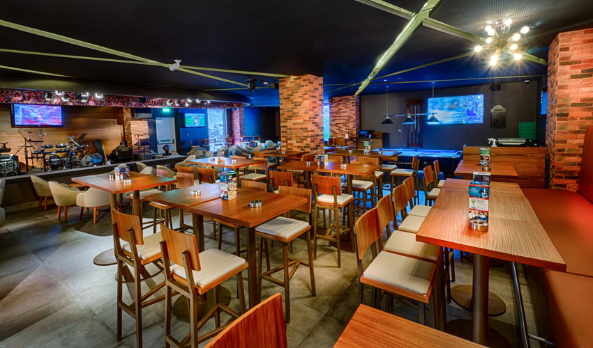the-huddle-sports-bar-grill-citymax-hotel-bur-dubai-